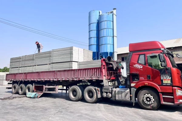 輕質隔墻板發(fā)貨現(xiàn)場