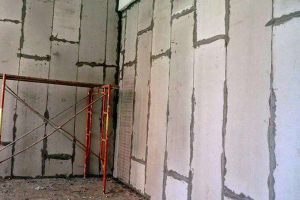 輕質(zhì)隔墻板安裝現(xiàn)場(chǎng)